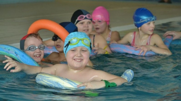 Dzieci z naszego powiatu uczą się pływać
