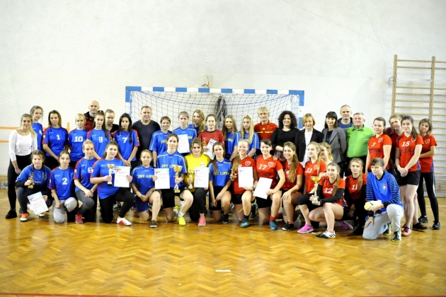 Uczestniczki turnieju w Zespole Szkół Technicznych w Lipnie po zakończeniu zawodów.