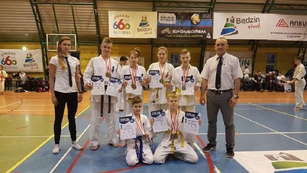 Zawodnicy Lipnowskiego Klubu Kyokushin Karate wraz z trenerami.