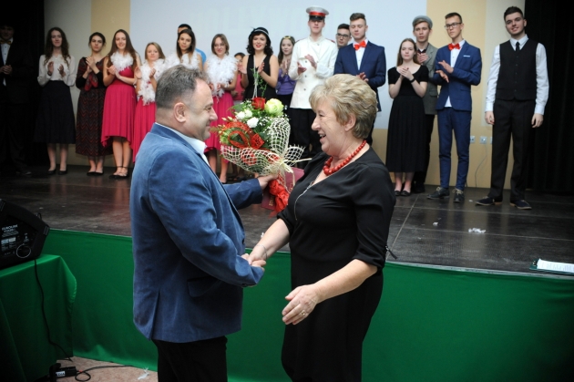 Z ramienia organu prowadzącego życzenia na ręce Pani Wandy Mróz złożył starosta Krzysztof Baranowski.