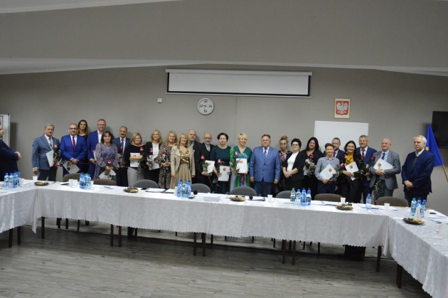 Nagrodzeni nauczyciele z przedstawicielami Rady Powiatu w Lipnie