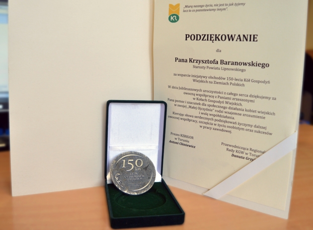 150-lecie KGW na Ziemiach Polskich. Medal dla Starosty