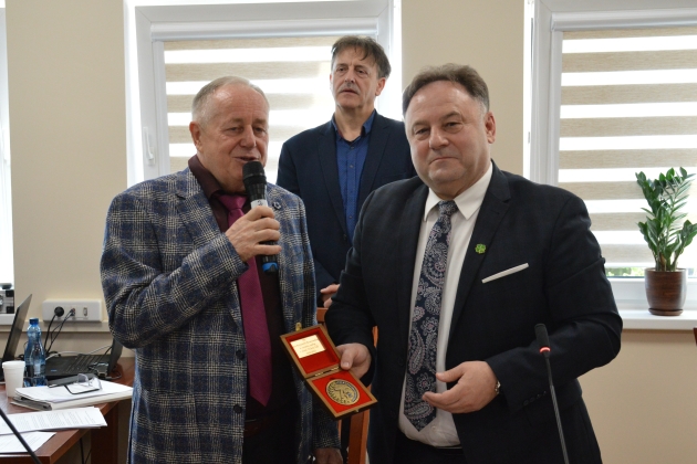 Starosta Krzysztof Baranowski otrzymał okolicznościowy medal z rąk Jerzego Wysockiego.