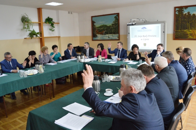Radni Rady Powiatu w Lipnie podczs głosowania | XL sesja Rady Powiatu w Lipnie
