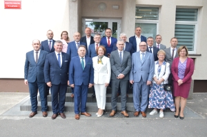 Rada Powiatu w Lipnie kadencji 2024-2029 przed budynkiem Starostwa Powiatowego w Lipnie