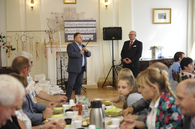 Na ręce prezesa lipnowskiego koła PZN Krzysztofa Suchockiego życzenia złożył starosta Krzysztof Baranowski.