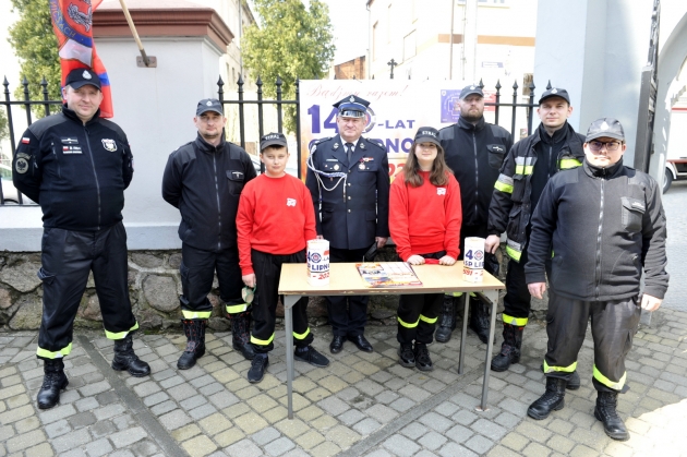 Druhowie OSP w Lipnie kwestowali przed kościołem. W planach mają kontynuację zbiórki publicznej.