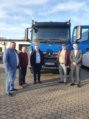 Zarząd Powiatu przy nowo zakupionym pojeździe 