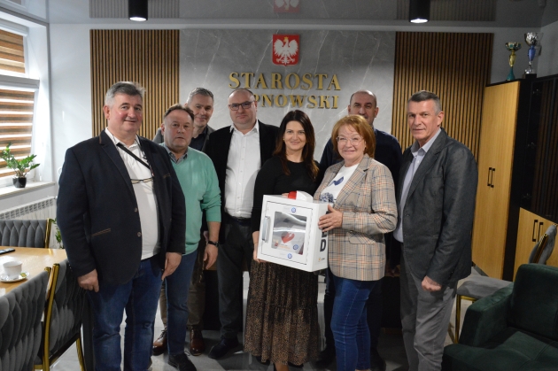 Na zdjęciu Starosta Lipnowski, Wicestarosta Lipnowski, Członkowie Zarządu Powiatu w Lipnie oraz Przewodnicząca Rady Powiatu w Lipnie, Skarbnik Powiatu i Dyrektor PZTP w Lipnie w czasie przekazania zakupionego defibrylatora AED