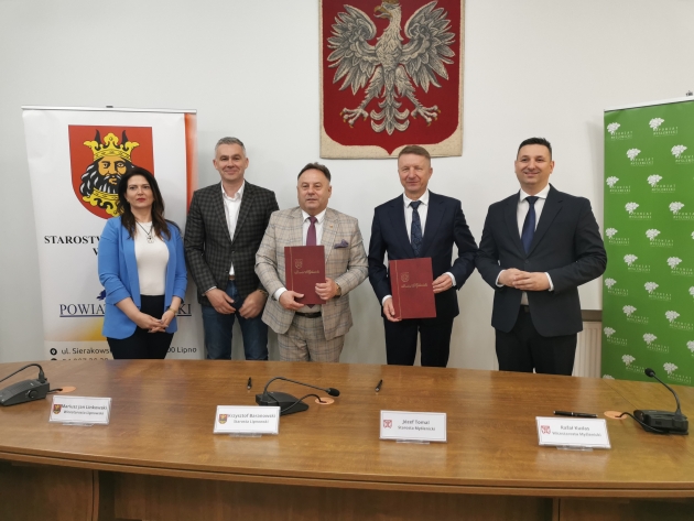 Podpisanie porozumienia o współpracy powiatów. Na zdjęciu od lewej: Monika Lewandowska Skarbnik Powiatu, Mariusz Linkowski Wicestarosta Lipnowski, Krzysztof Baranowski Starosta Lipnowski, Józef Tomal Starosta Myslenicki, Rafał Kudas Wicestarosta Myślenicki