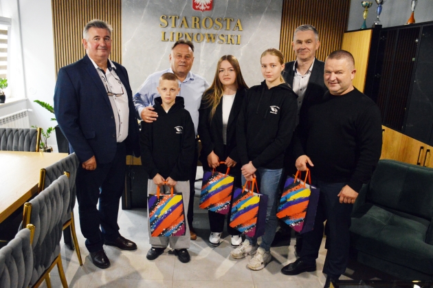 Starosta Krzysztof Baranowski, Wicestarosta Mariusz Linkowski w towarzystwie trenera i zawodników Szkoły Walki Czarny Orzeł