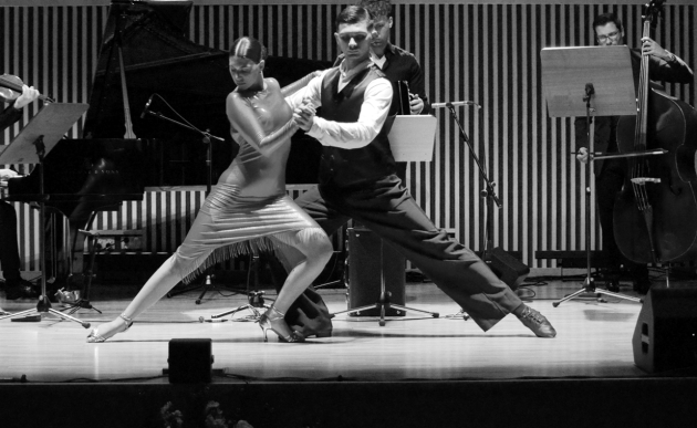 Yelyzaveta Kozelets i Maksym Babak tańczą tango w trakcie koncertu &quot;Wieczór w rytmie tanga&quot;