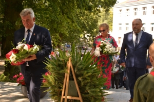 Moment złożenia kwiatów pod pomnikiem