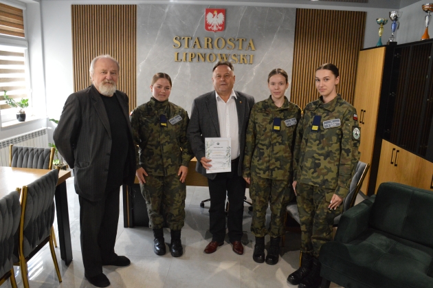 Dyrektor oraz uczennice Zespołu Szkół w Skępem z wizytą u Starosty Lipnowskiego 