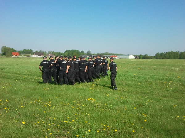 Policjanci opanowali lotnisko