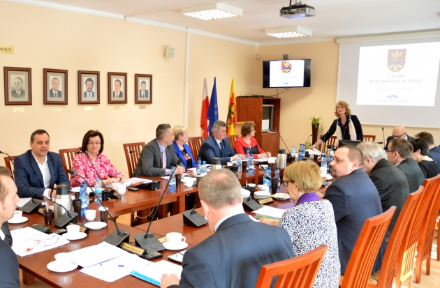 Zdjęcie ilustracyjne - sesja Rady Powiatu w Lipnie