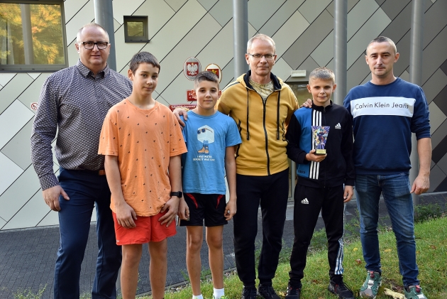 Uczniowie Zespołu Szkół Specjalnych w Lipnie wraz z Dyrektorem i nauczycielami wychowania fizycznego