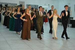 Tradycyjny polonez podczas studniówki Zespołu Szkół Technicznych w Lipnie