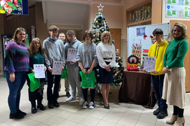 Laureaci konkursu „Adventskalender-kalendarz adwentowy” wraz z opiekunami