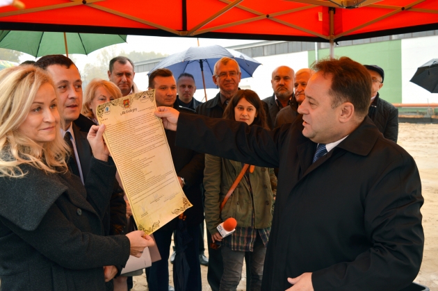 Na pierwszym planie od lewej: Anna Jęczmyk - Prezes Zarządu Pinguin Foods Polska Sp. z o.o., Mirosław Żytowiecki - Dyrektor Zakładu w Lipnie oraz Starosta Lipnowski Krzysztof Baranowski