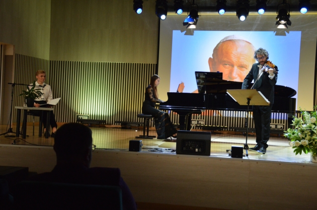 Koncert upamiętniający dwudziestą rocznicę śmierci św. Jana Pawła II - 16.04.2025r. Publiczna Szkoła Muzyczna I Stopnia w Lipnie 