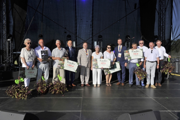 Laureaci pierwszej edycji konkursu &quot;Ogrody Powiatu Lipnowskiego&quot; podczas Powiatowo-Gminnych Dożynek w Wiosce, gm. Skępe (24.08.2024r.)