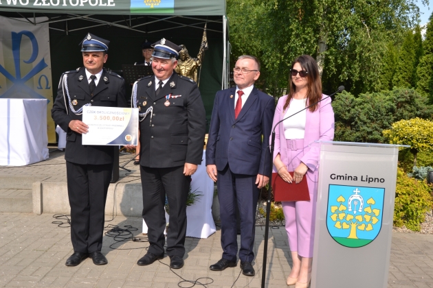Na zdjęciu: dh Jarosław Kryst - Prezes OSP w Złotopolu, dh Zbigniew Agaciński - Prezes Zarządu Oddziału Powiatowego w Lipnie ZOSP RP, Andrzej Nowak - Wiceprzewodniczący Rady Powiatu w Lipnie, Monika Lewandowska - Skarbnik Powiatu Lipnowskiego