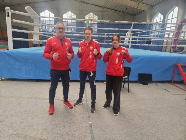 Zawodniczki i trener LKKK podczas zawodów