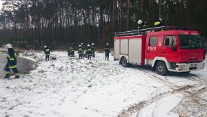 Strażacy OSP Wioska w czasie ćwiczeń