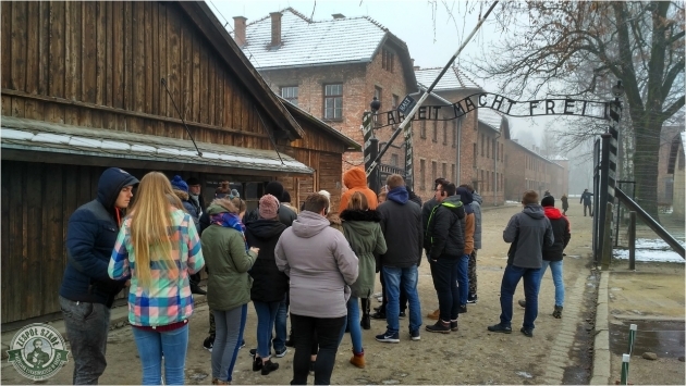 Uczniowie odwiedzili m.in. Oświęcim (na zdjęciu uczniowie Zespołu Szkół im. Waleriana Łukasińskiego w Skępem)