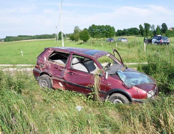 Golfem uderzył w drzewo