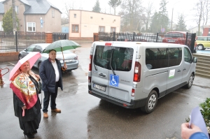 Starosta Lipnowski Krzysztof Baranowski i Dyrektor Domu Pomocy Społecznej w Nowej Wsi Mariola Ejdowska przy nowym samochodzie