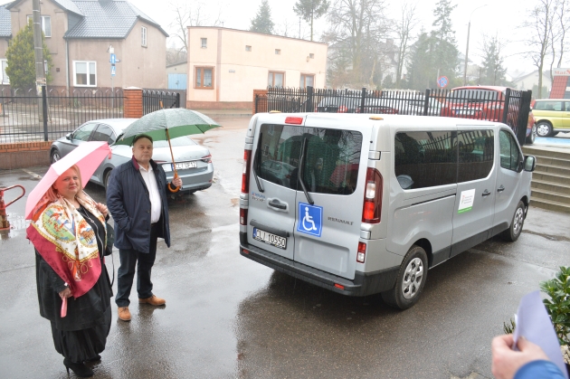 Starosta Lipnowski Krzysztof Baranowski i Dyrektor Domu Pomocy Społecznej w Nowej Wsi Mariola Ejdowska przy nowym samochodzie