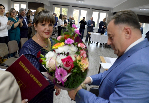 Starosta Lipnowski Krzysztof Baranowski wręcza p. Iwonie Misiak pamiątkowy medal oraz akt nadania tytułu &quot;Zasłużony dla Powiatu Lipnowskiego&quot;