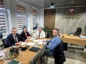 Wicestarosta Lipnowski Mariusz Linkowski, Naczelnik Wydziału  obsługi Starosty i Zarządu Powiatu, Starosta Lipnowski Krzysztof Baranowski oraz Prezes PRD Sp. z o.o. w Lipnie Andrzej Kurda podczas podpisania umów na remonty powiatowych dróg