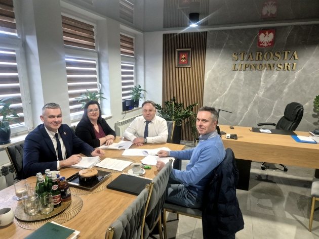 Wicestarosta Lipnowski Mariusz Linkowski, Naczelnik Wydziału  obsługi Starosty i Zarządu Powiatu, Starosta Lipnowski Krzysztof Baranowski oraz Prezes PRD Sp. z o.o. w Lipnie Andrzej Kurda podczas podpisania umów na remonty powiatowych dróg