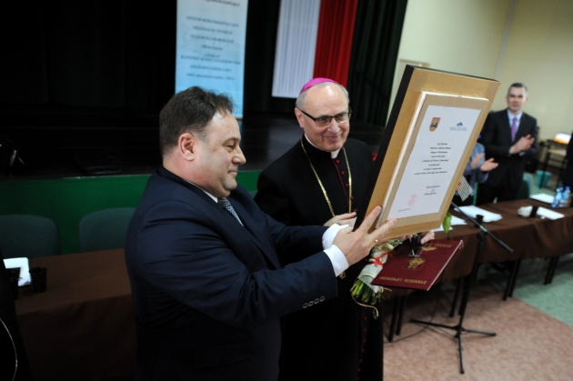 Biskup Wiesław Mering wraz ze starostą Krzysztofem Baranowskim podczas nadania duchownemu tytułu "Zasłużony dla Powiatu Lipnowskiego".