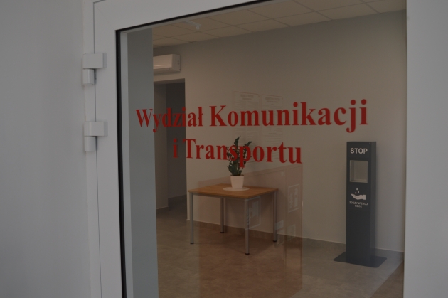 Wejście do nowej siedziby Wydziału Komunikacji i Transportu
