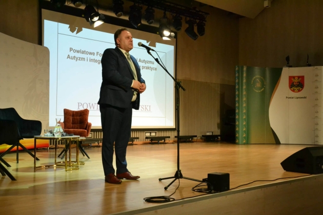 Starosta Lipnowski Krzysztof Baranowski przemawia podczas Powiatowego Forum Świadomości Autyzmu w Lipnie. Publiczna Szkoła Muzyczna I Stopnia w Lipnie, 01.04.2026r.