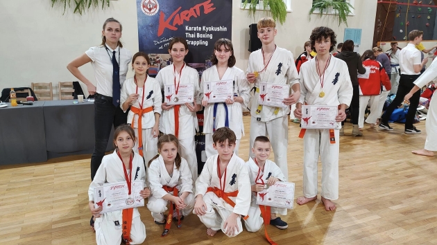 Zawodnicy Lipnowskiego Klubu Kyokushin Karate podczas zawodów w Nowej Soli.