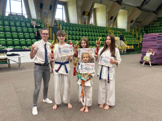 Zawodnicy i trener LKKK podczas Ogólnopolskiego Turnieju Karate Kyokushin „Young Samuraj”