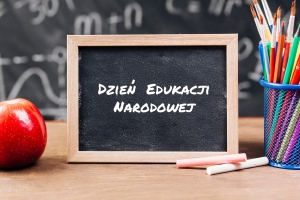 Zdjęcie ilustracyjne (mała tablica z napisem Dzień Edukacji Narodowej)