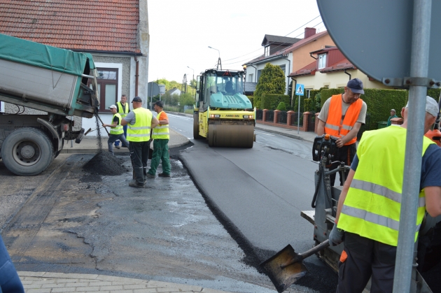 Trawający remont drogi w miejscowości Bobrowniki 