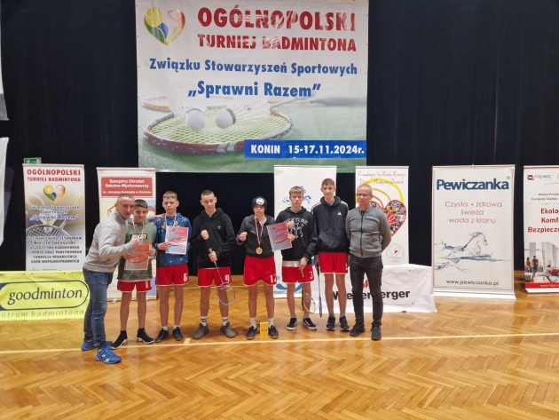 Reprezentanci Zespołu Szkół Specjalnych w Lipnie wraz z opiekunami podczas Ogólnopolskiego Turnieju Badmintona ZSS &quot; Sprawni Razem&quot; w Koninie