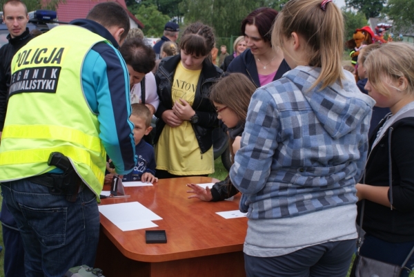 Policjanci z KPP na dziecięcym festynie