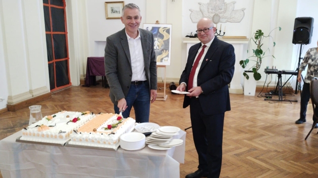 Dzień Białej Laski 2025. Wicestarosta Lipnowski Mariusz Linkowski oraz Prezes Koła Powiatowego Polskiego Związku Niewidomych przy okolicznościowym torcie.