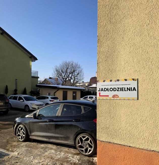 Tabliczka wskazująca kierunek do jadłodzielni w Skępem