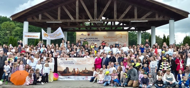 Wspólne zdjęcie uczestników XIV Ogólnopolskiego Zjazdu Dużych Rodzin. Skępe - 14.06.2026r.