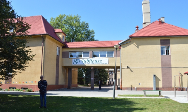 Baner z napisem Jubileusz 80-lecia DPS w Nowej Wsi na ścianie budynku głównego