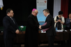 Jedną z osób, uhonorowanych w tym roku tytułem &quot;Zasłużonego dla powiatu lipnowskiego&quot; jest ks. biskup Wiesław A. Mering, ordynariusz diecezji włocławskiej